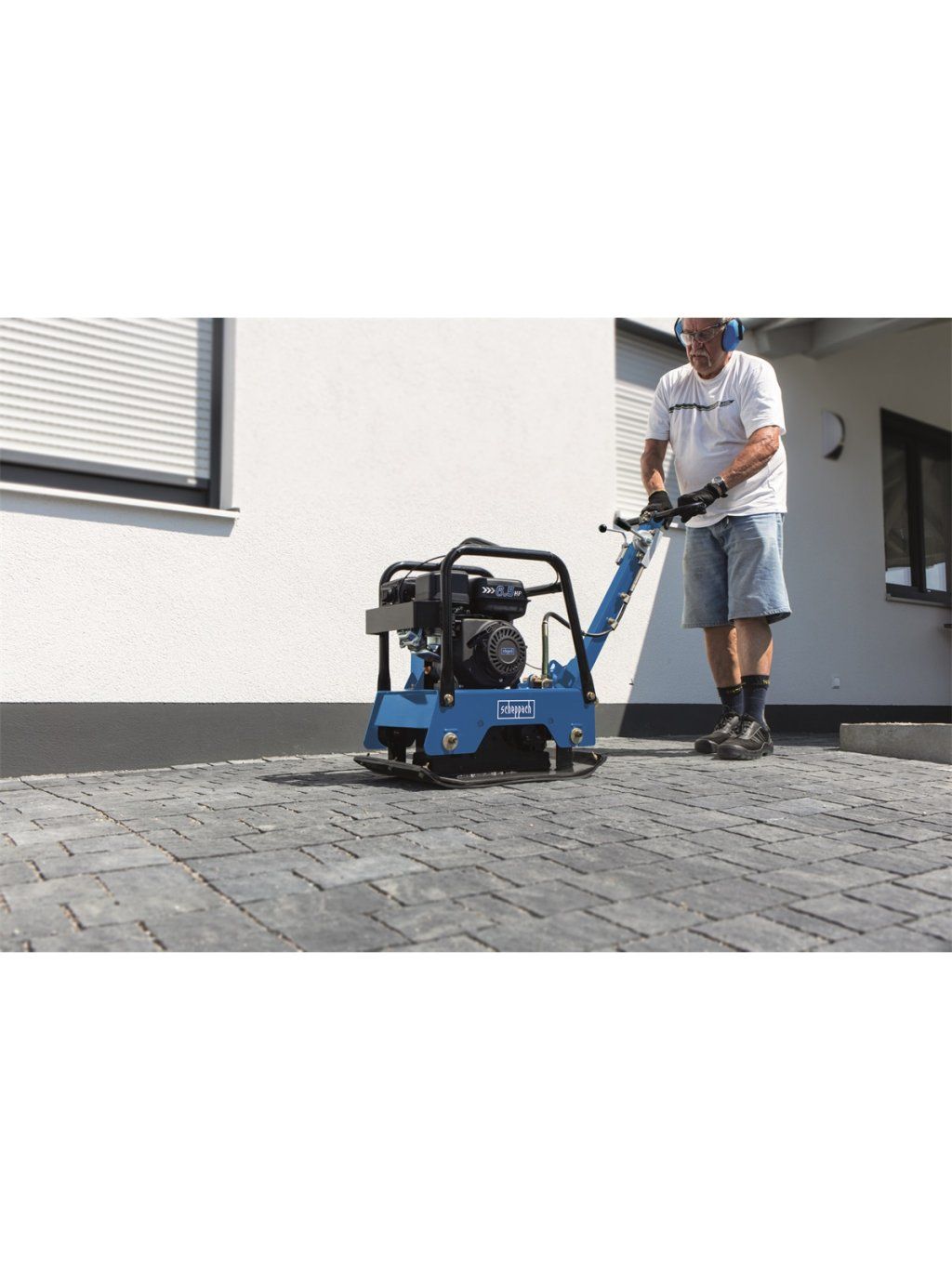 Scheppach HP 2500 S při hutnění položené zámkové dlažby na příjezdové cestě u domu